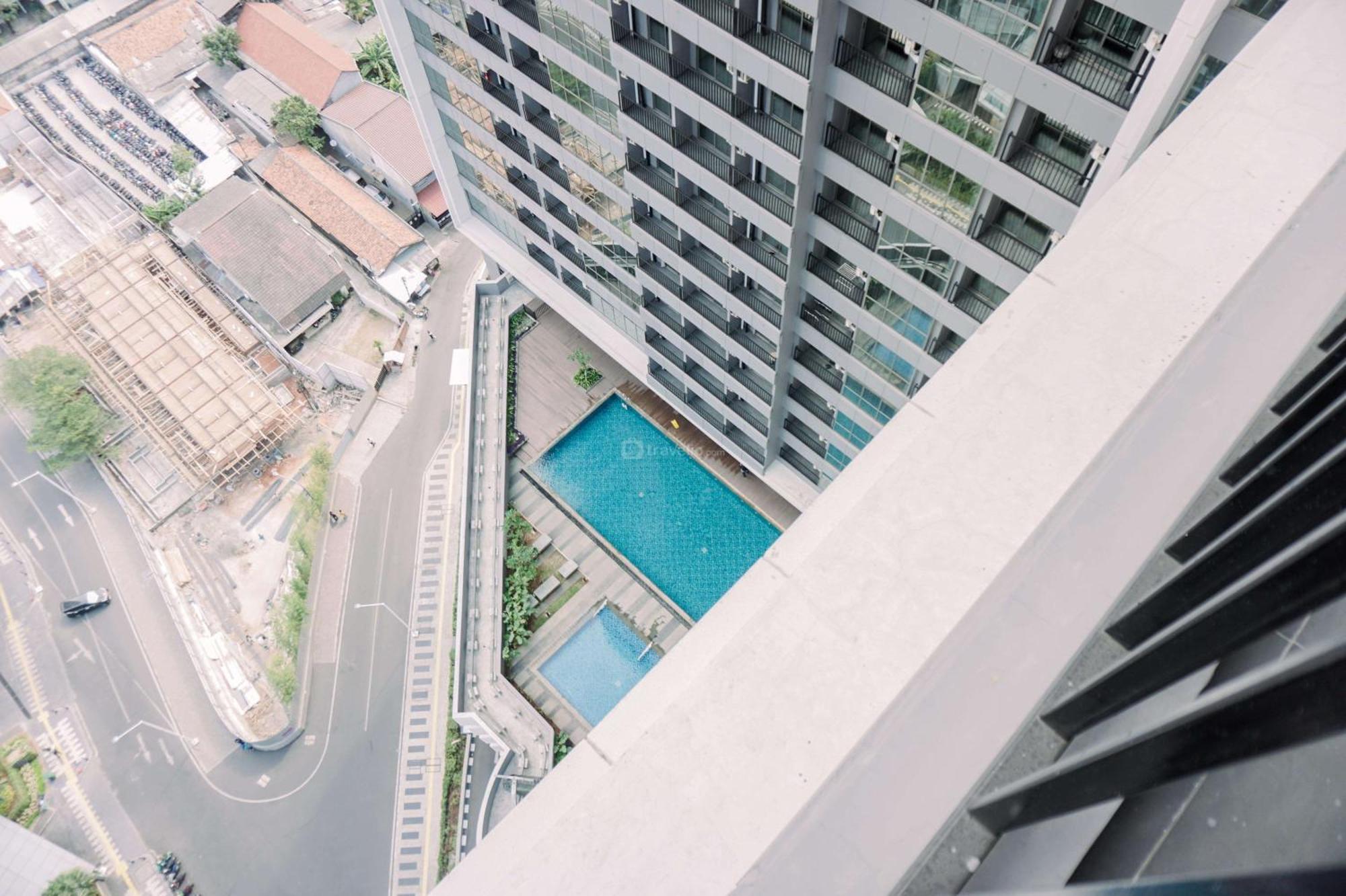 Apartment Spacious And Warm 2br At Ciputra World 2 By Travelio